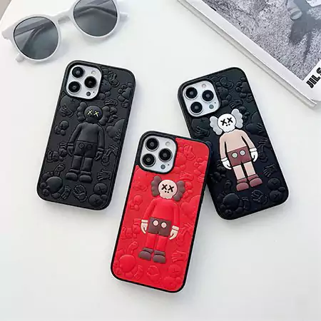 kaws iphone15ケースシリコン