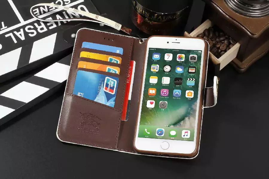 Burberry アイホーン8プラスカバー 手帳型