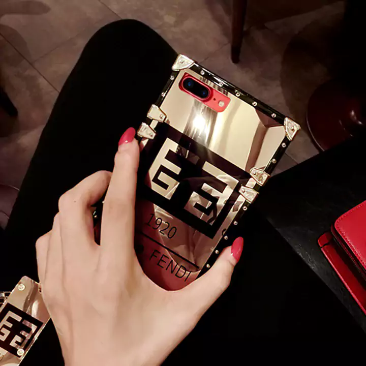 アイホンXr Xsmaxカバー フェンディ